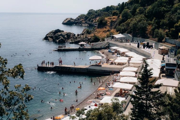 Отдохнуть на юге за 5 дней: Сбер представил итоги сезона отпусков на рынке краткосрочной аренды