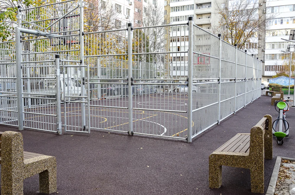 В центре Ростова обустроили игровую площадку с современной мультиспортивной ареной