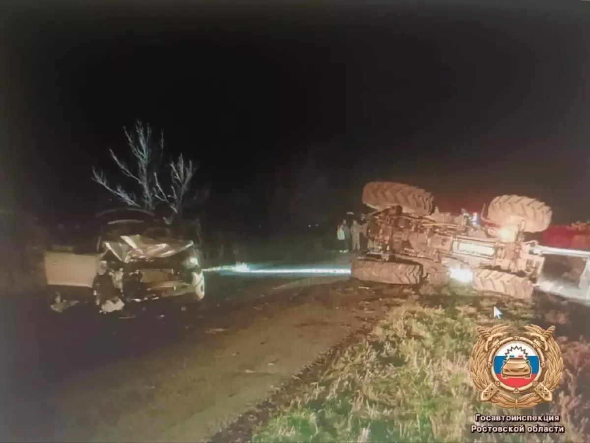 В Ростовской области в ДТП с трактором пострадали два пассажира легковушки