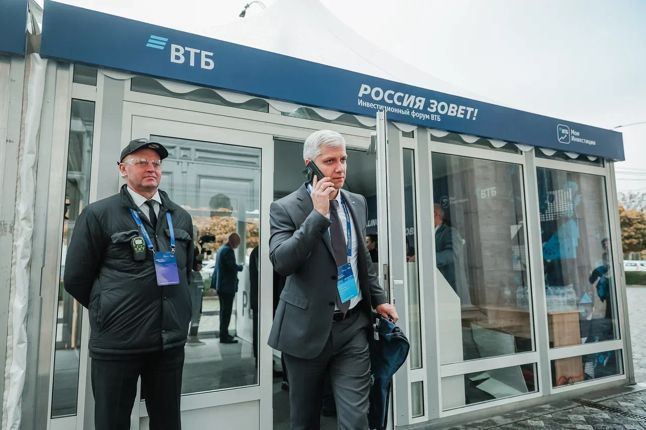 ВТБ: к концу 2025 года доллар может стабилизироваться до 82 рублей