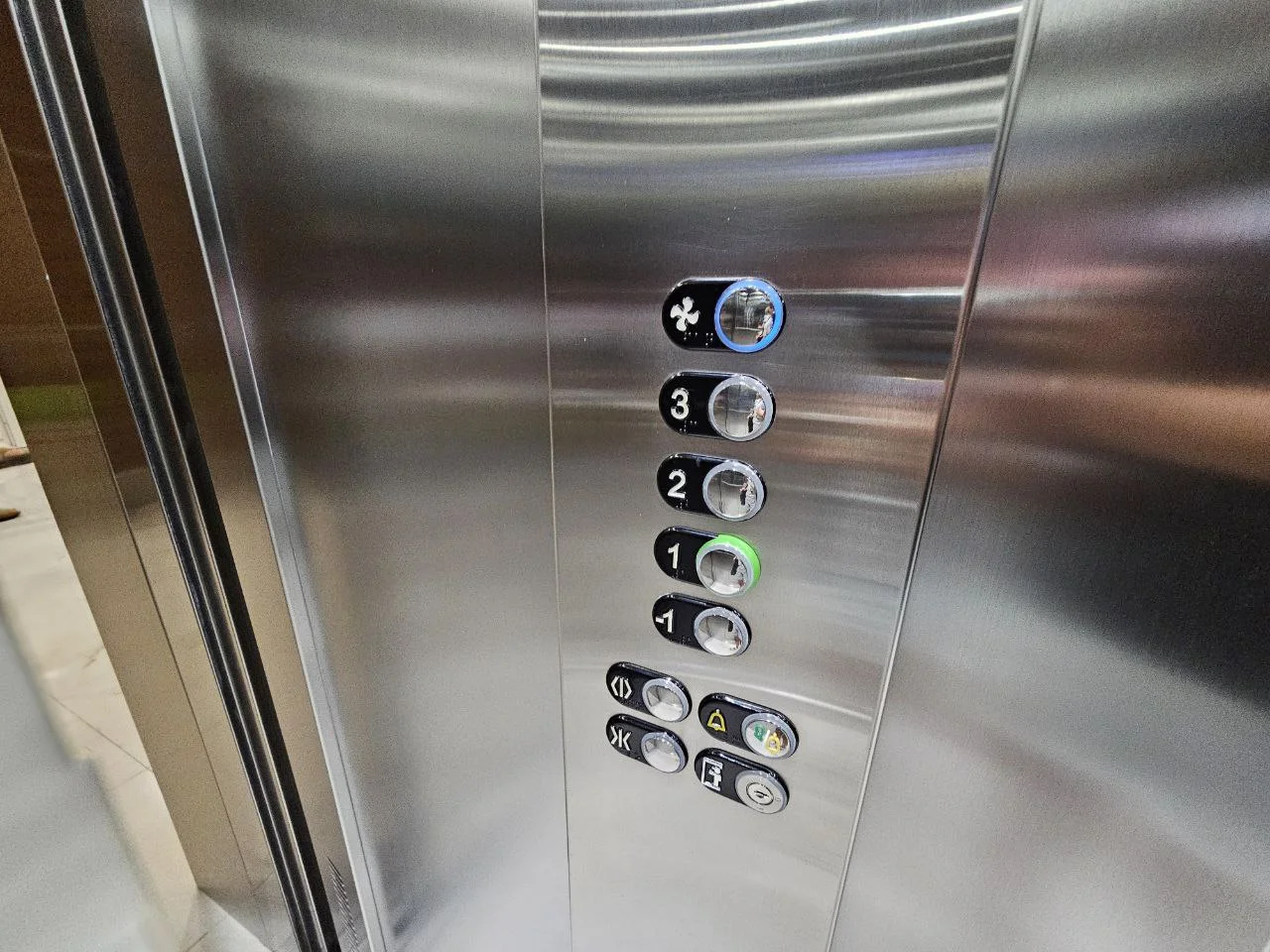 В многоэтажке в Краснодаре рухнул лифт