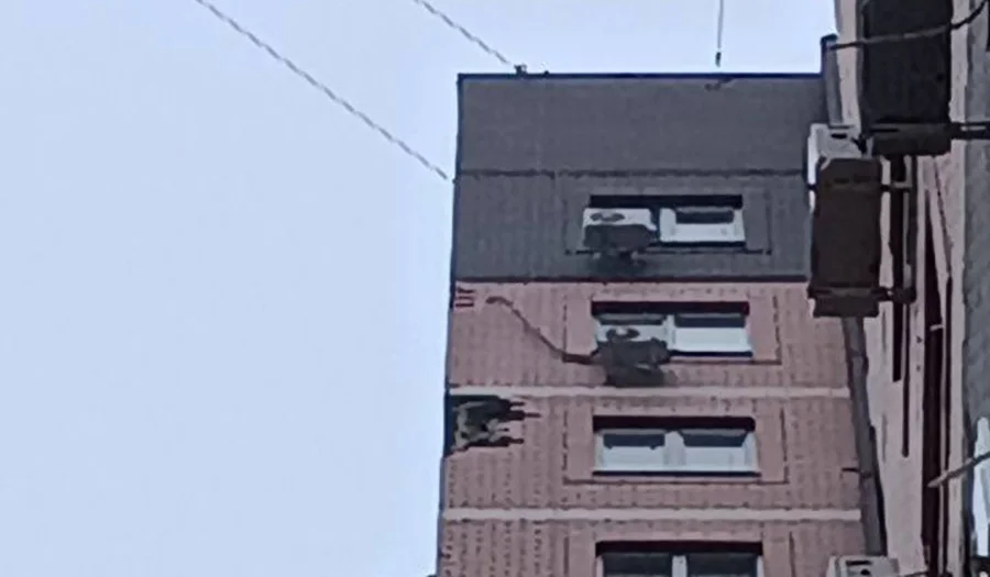 В Ростове заделали дыру на 22 этаже в стене многоэтажки на улице Веры Пановой 30