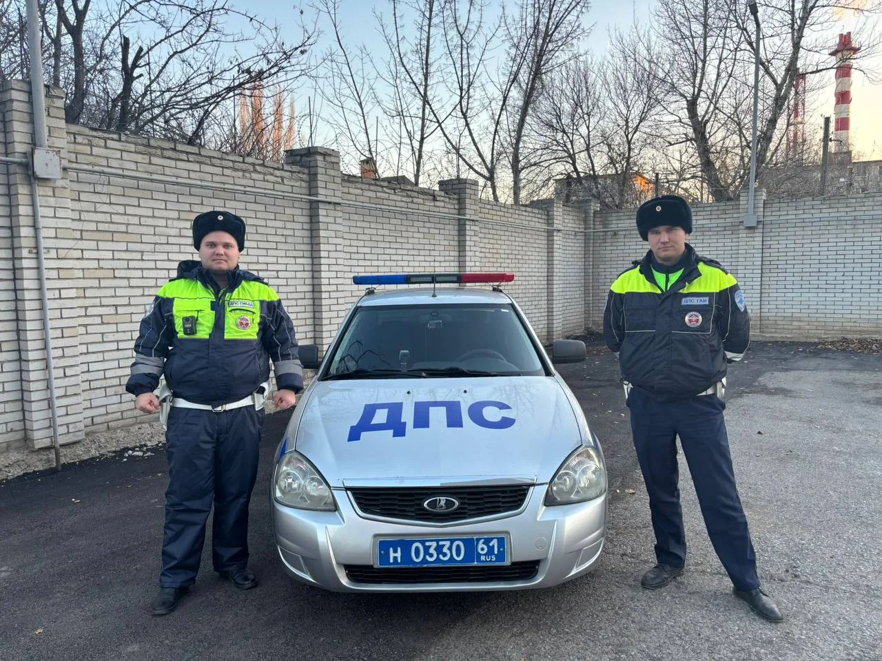 Инспекторы ДПС спасли женщину на ж/д переезде в Каменске-Шахтинском