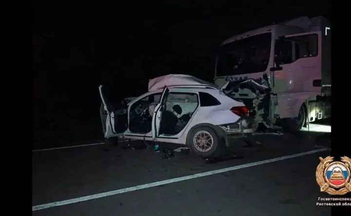 Chevrolet Cruze выехал на встречку в Ростове и столкнулся с грузовиком, двое погибли