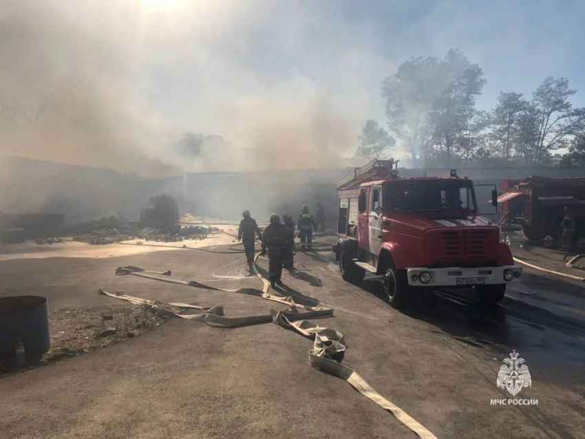 В Ростове пожарные более часа тушили вагончик-бытовку в микрорайоне Суворовский