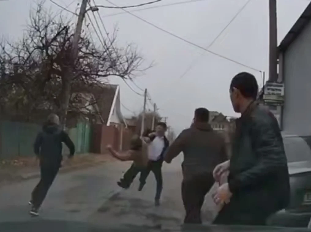 Ростовский Джон Уик нокаутировал двоих в драке и убежал с места конфликта