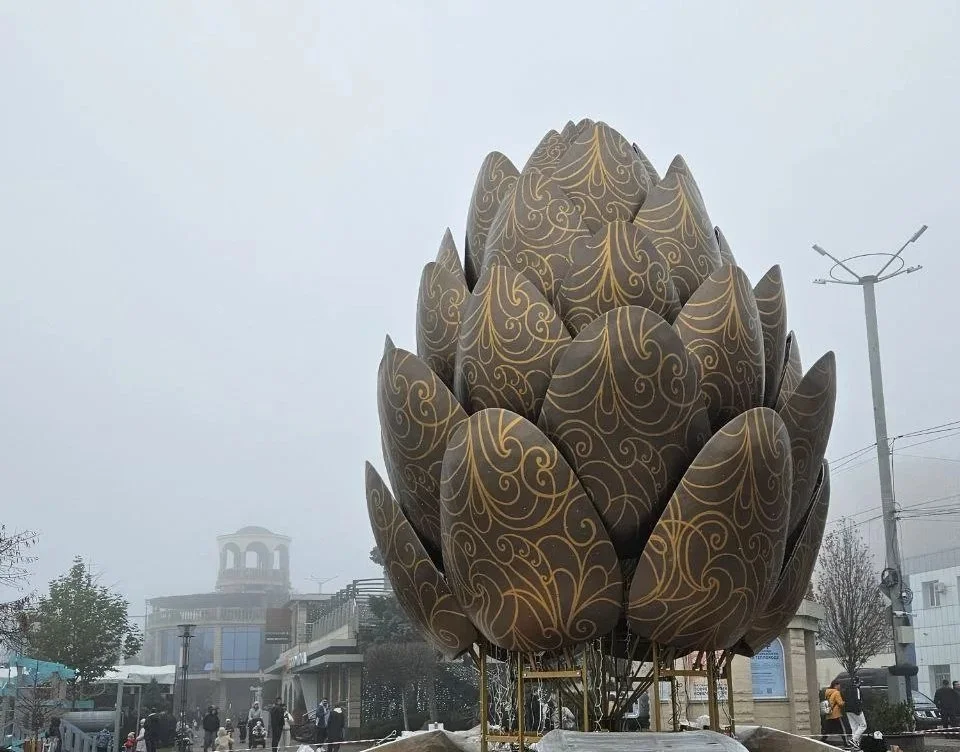 Ростовская набережная украсилась двухметровой шишкой перед праздниками