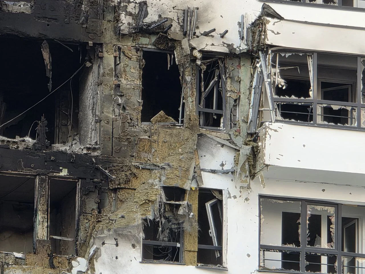 Дрон ВСУ поразил пятиэтажку в Волгограде, пострадали два человека