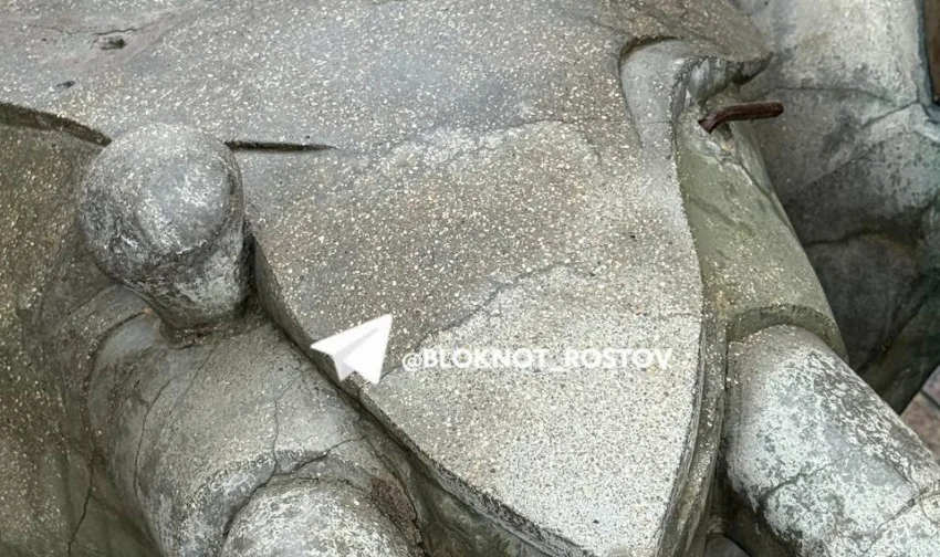 В Ростове неизвестные сорвали детали со скульптуры Донского рака