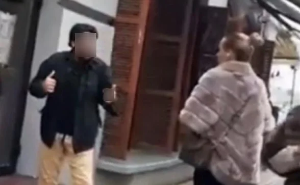 Бешенные женщины в Ростове набросились на мужчину за удар по собаке