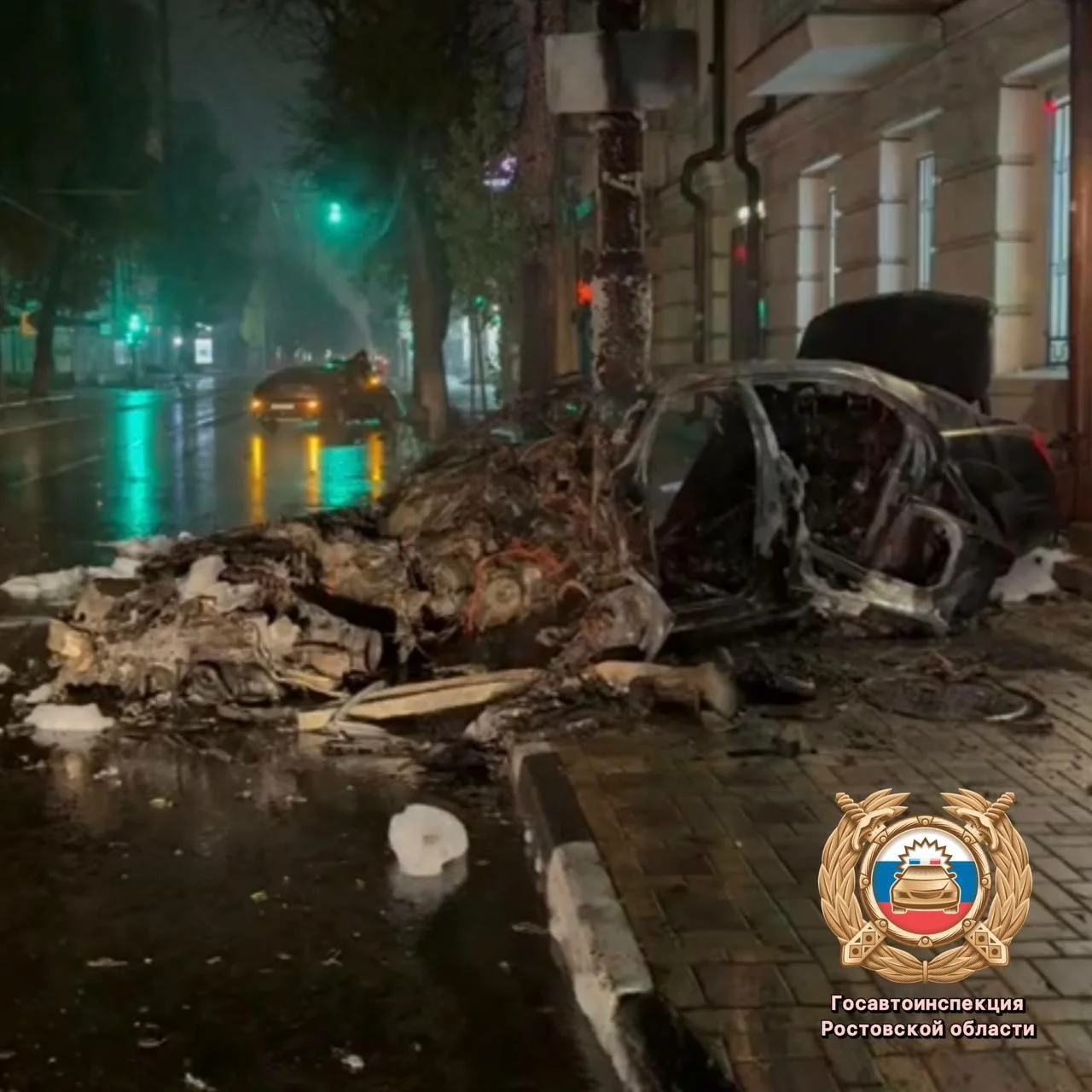 В Ростове ночью Mercedes врезался в опору ЛЭП и загорелся, пострадал водитель