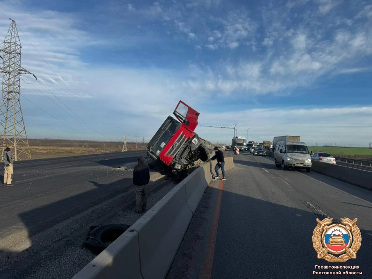 Перевернувшийся самосвал на трассе М-4 «Дон» вызвал серьезные затруднения в движении
