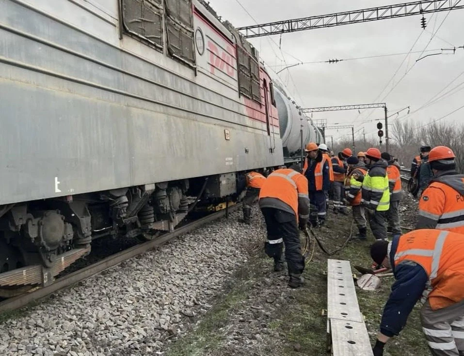Грузовой поезд сошел с рельс под Ростовом на станции Кизитеринка