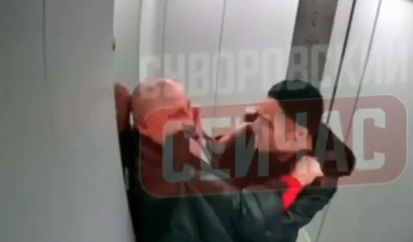 Двое ростовчан подрались и помирились во время поездки в лифте