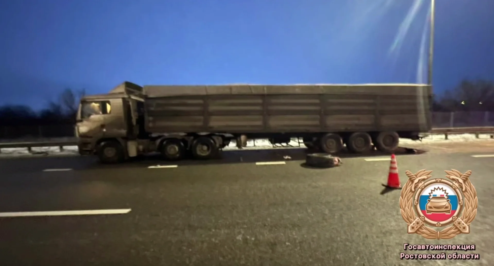 В Ростовской области водитель погиб при замене колеса на трассе М-4