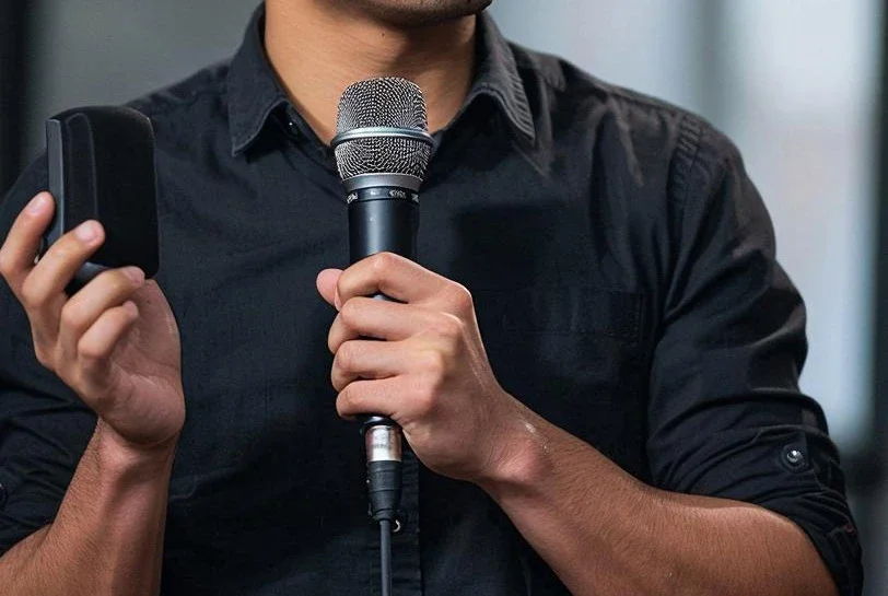 Россияне высмеивают народный памятник актеру Павлу Деревянко в Таганроге