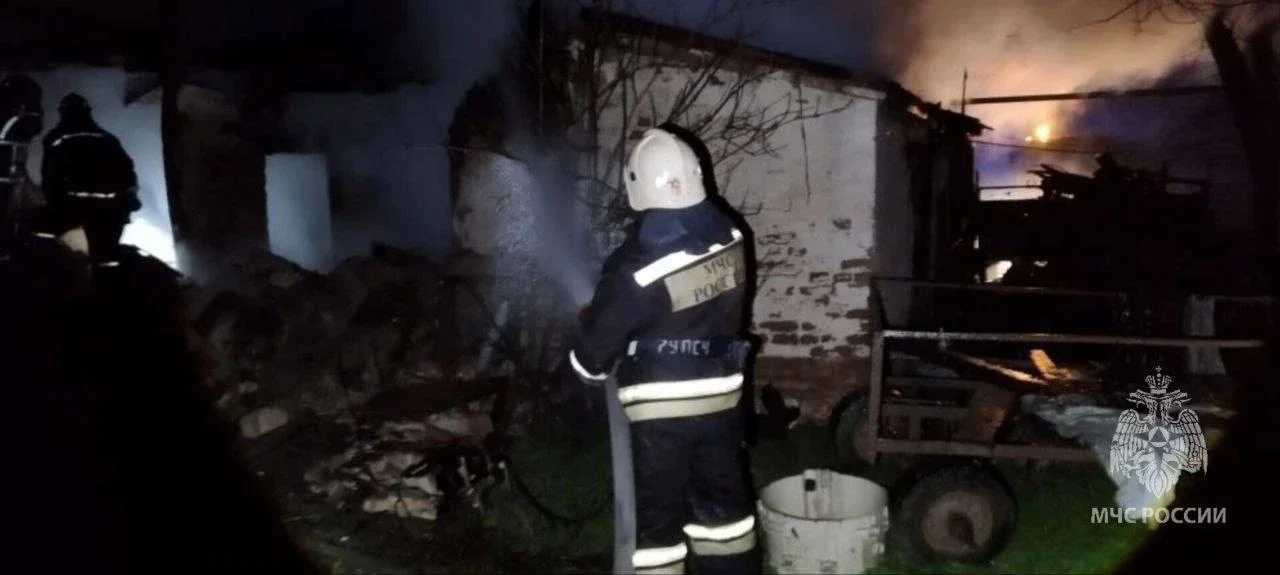 В Гуково двое мужчин погибли при пожаре в частном доме