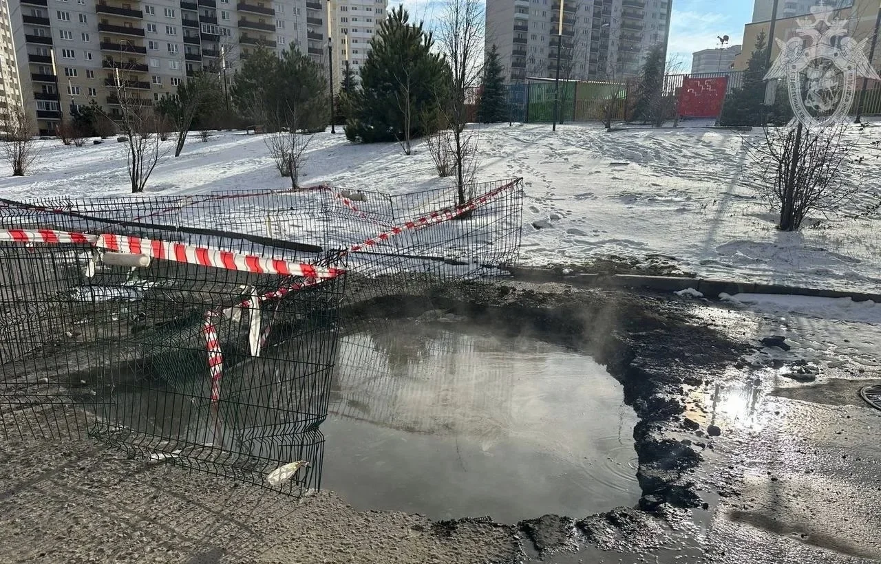 Виновных накажут: машина с семьей ростовчан провалилась в яму на Суворовском