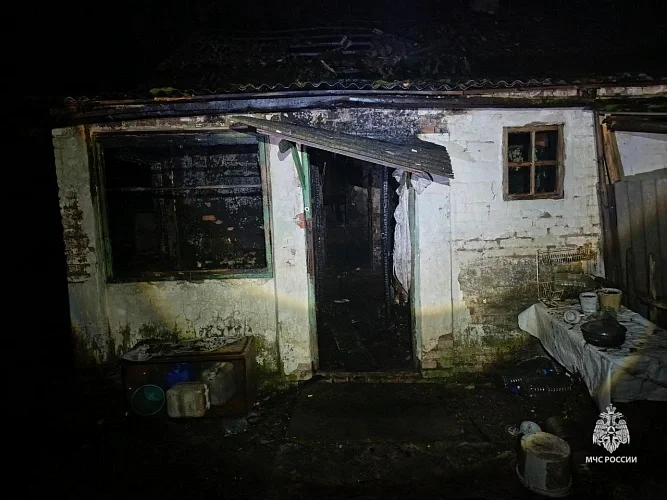 Два человека погибли при пожаре в частном доме в Морозовском районе