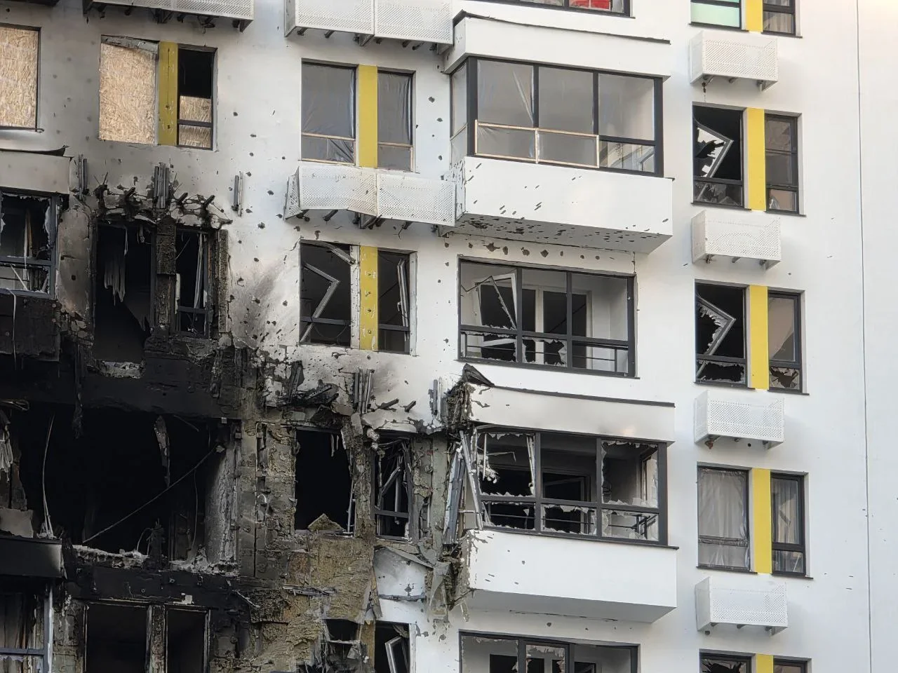 Жители Новороссийска жалуются на невыплаты и отказ в ремонте окон после атаки БПЛА