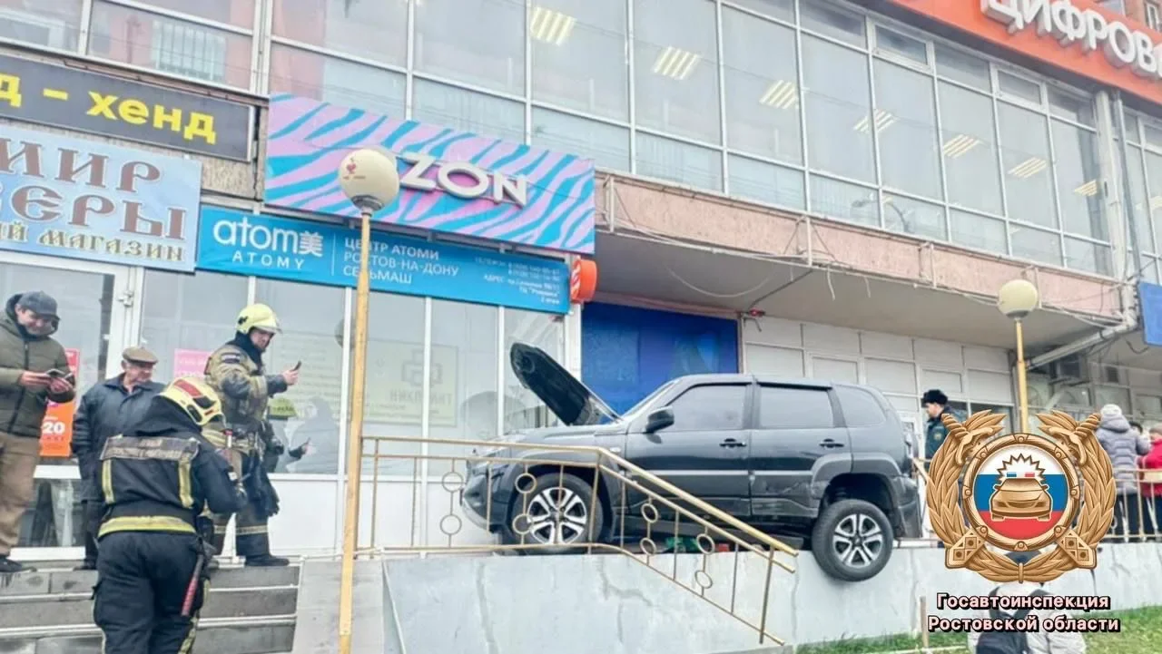 Пьяный водитель на автомобиле въехал в парапет ТЦ в Ростове