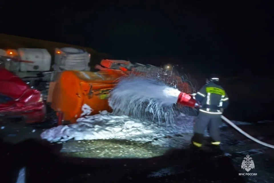 На Дону у перевернувшегося бензовоза перекрыли дорогу