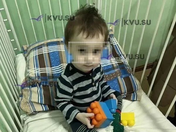 В Шахтах сотрудники опеки забрали малыша, оставленного в подъезде