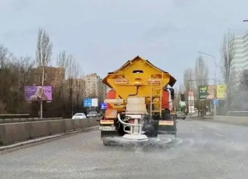 Ростовские коммунальщики начали ликвидировать последствия снегопада