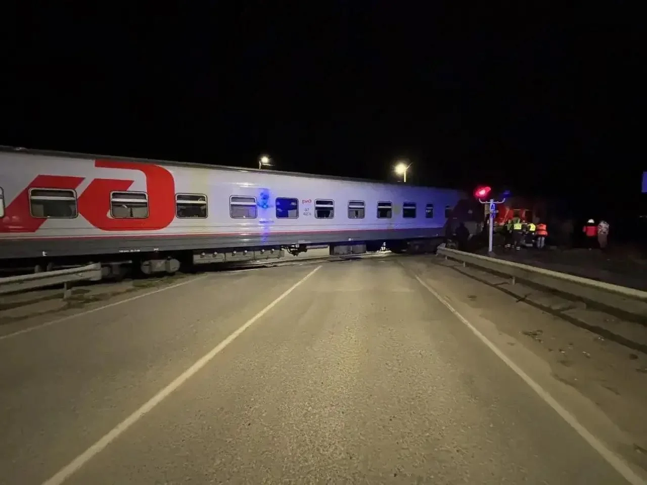 Поезд Адлер – Санкт-Петербург врезался в машину в Ростовской области