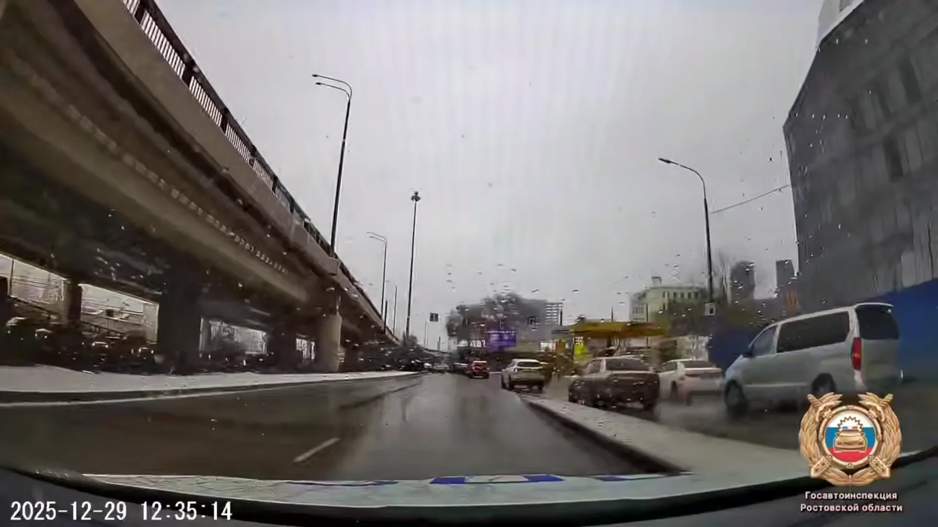 В Ростове сотрудники ДПС оказали первую помощь женщине без сознания