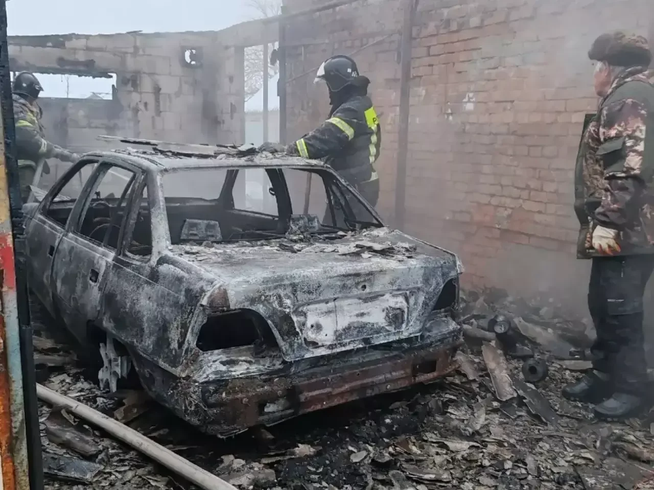 В хуторе Ленинский Ростовской области пожар уничтожил гараж, автомобиль и половину дома