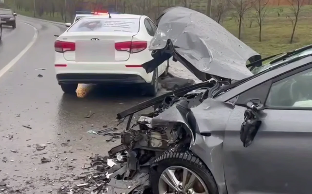 Жуткое ДТП на улице Вавилова в Ростове привело к серьезным травмам