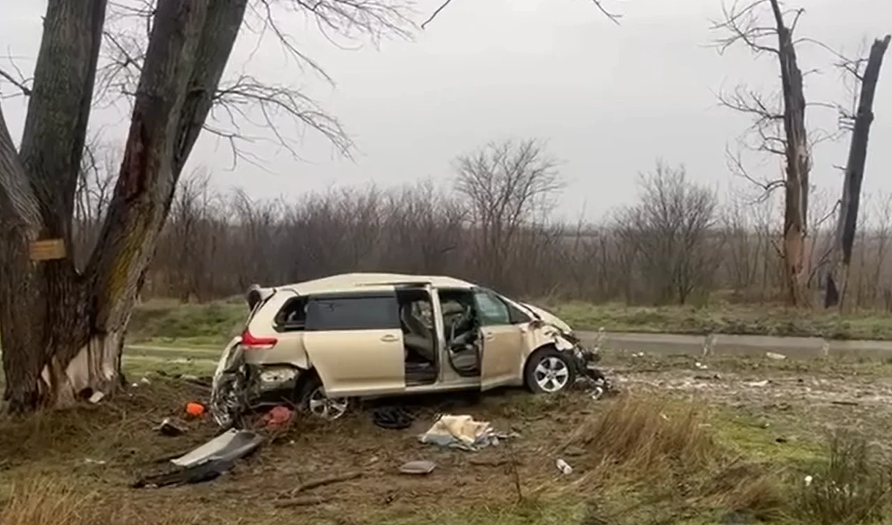 Пассажирка иномарки погибла после опрокидывания авто на трассе на Дону