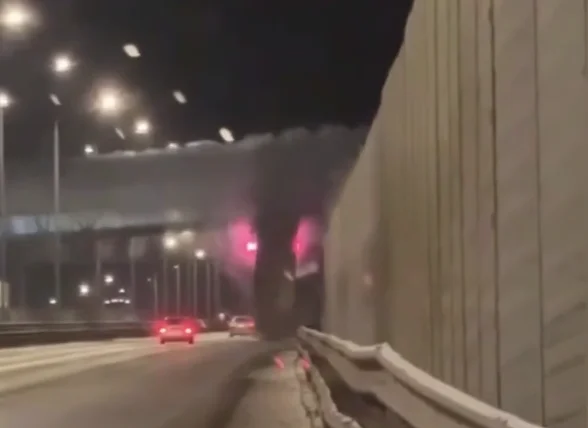 На видео сняли момент падения моста на М-4 в Ростовской области