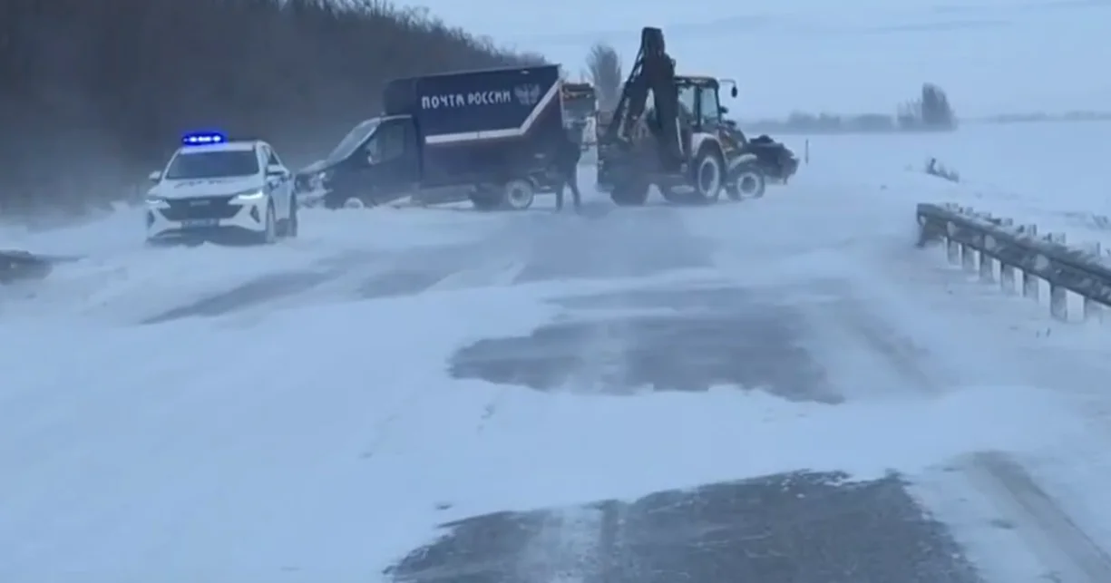 Ростовские инспекторы помогли водителям выбраться из снежных ловушек