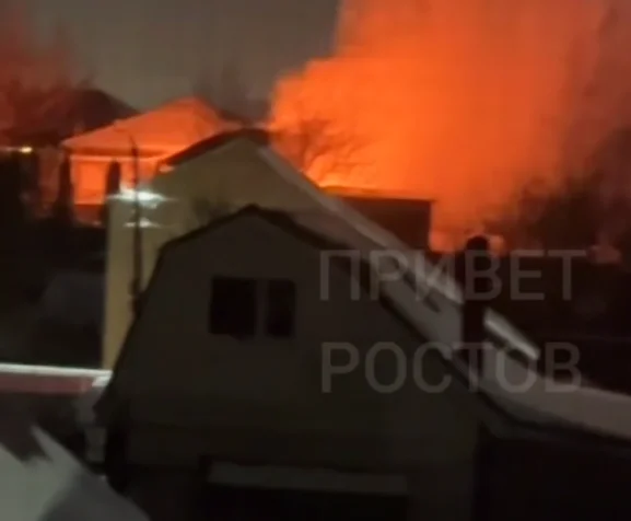 Сильный пожар вспыхнул в СНТ Братство в Ростове на Оганова