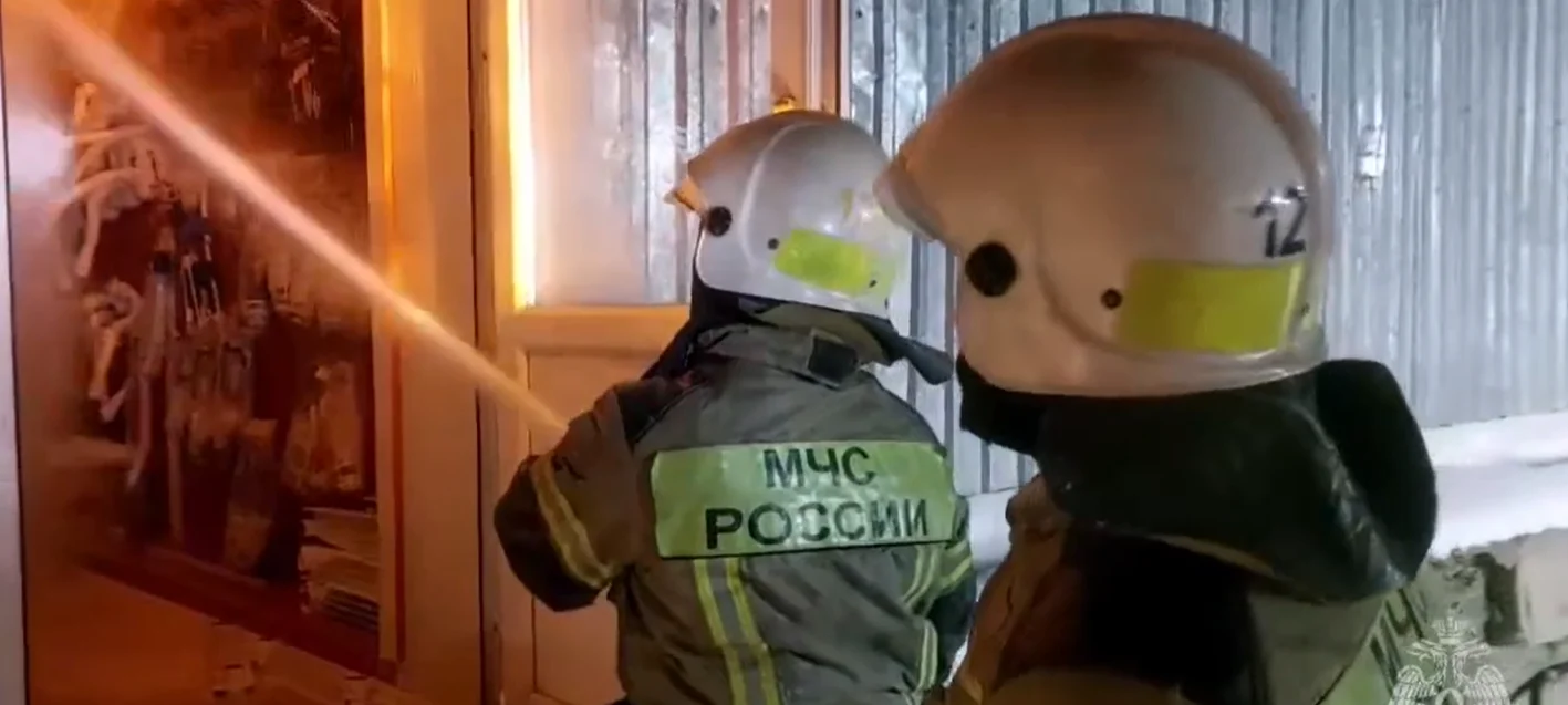 В Волгограде площадь пожара на складе строительных материалов достигла 1500 кв. метров