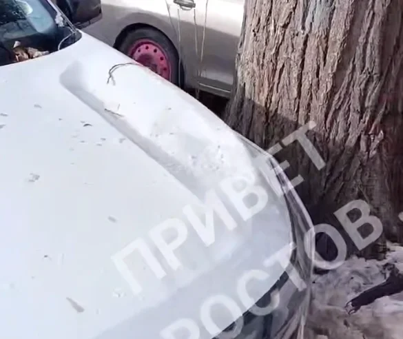 Сосулька обрушилась на внедорожник в Батайске и пробила крышу