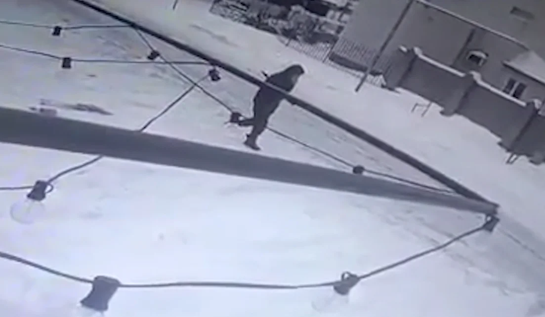 В Азовском районе мужчина повредил авто оппонента из пневматики