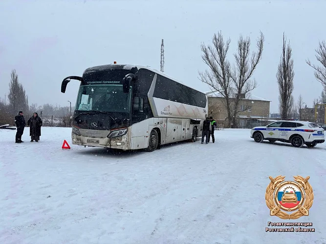 Инспекторы помогли пассажирам автобуса с поломкой под Новошахтинском