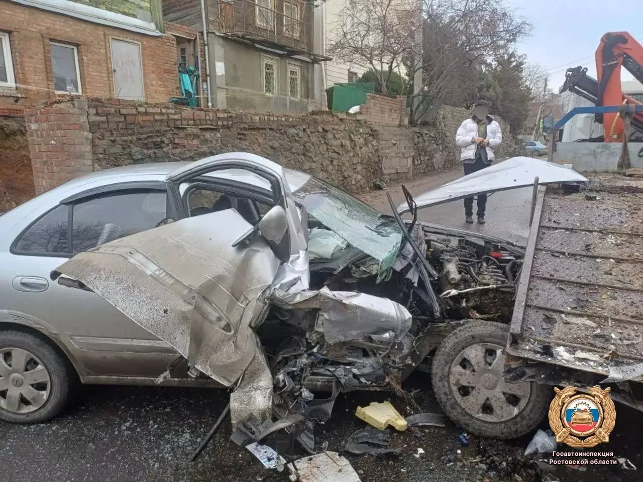 В Ростове водитель получил травмы после ДТП с двумя припаркованными авто