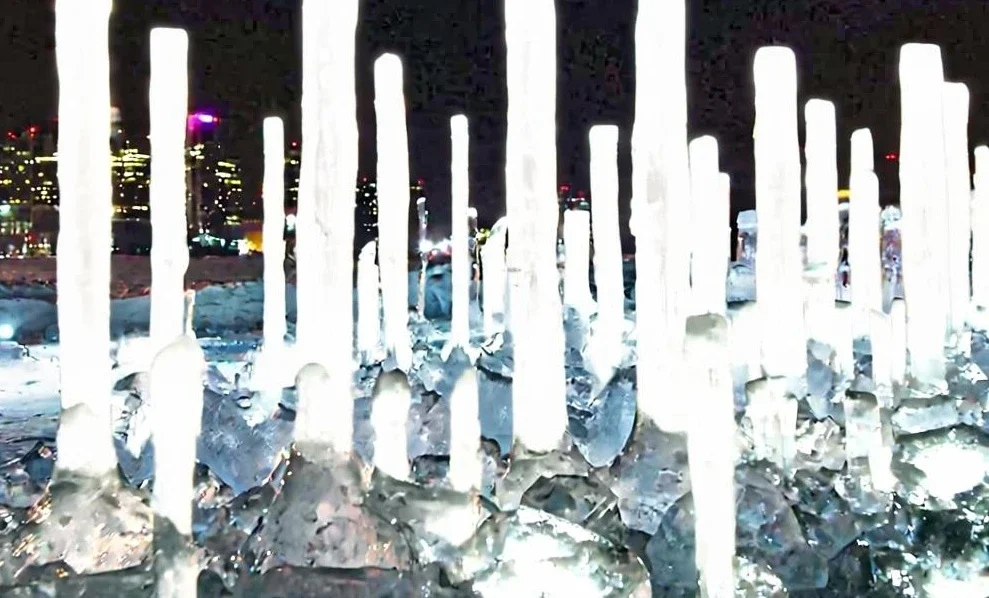 Световые столбы в ночном небе над городами в Ростовской области поразили жителей