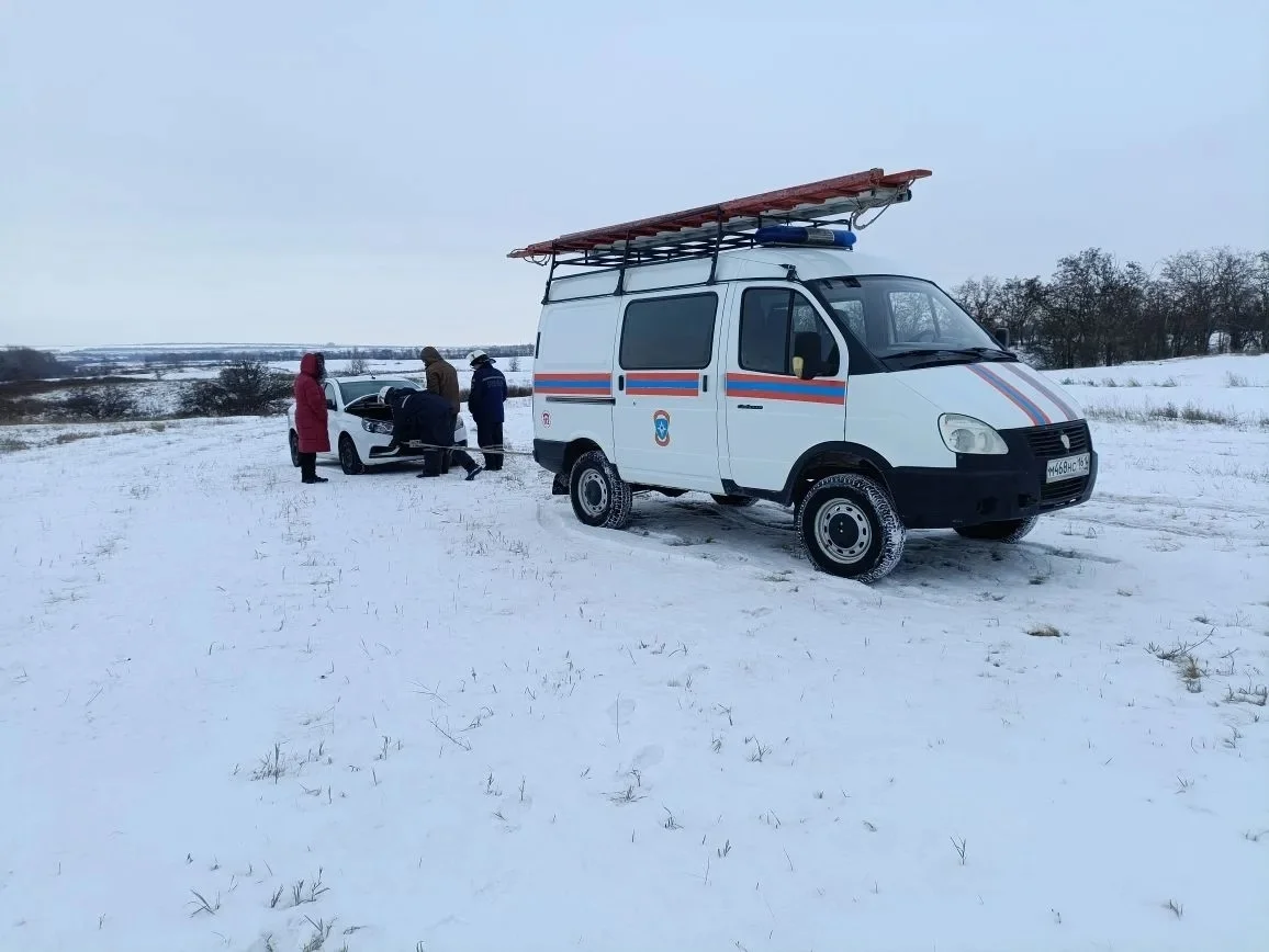 Ростовчан спасли несколько часов на морозе из-за поломки машины в полях