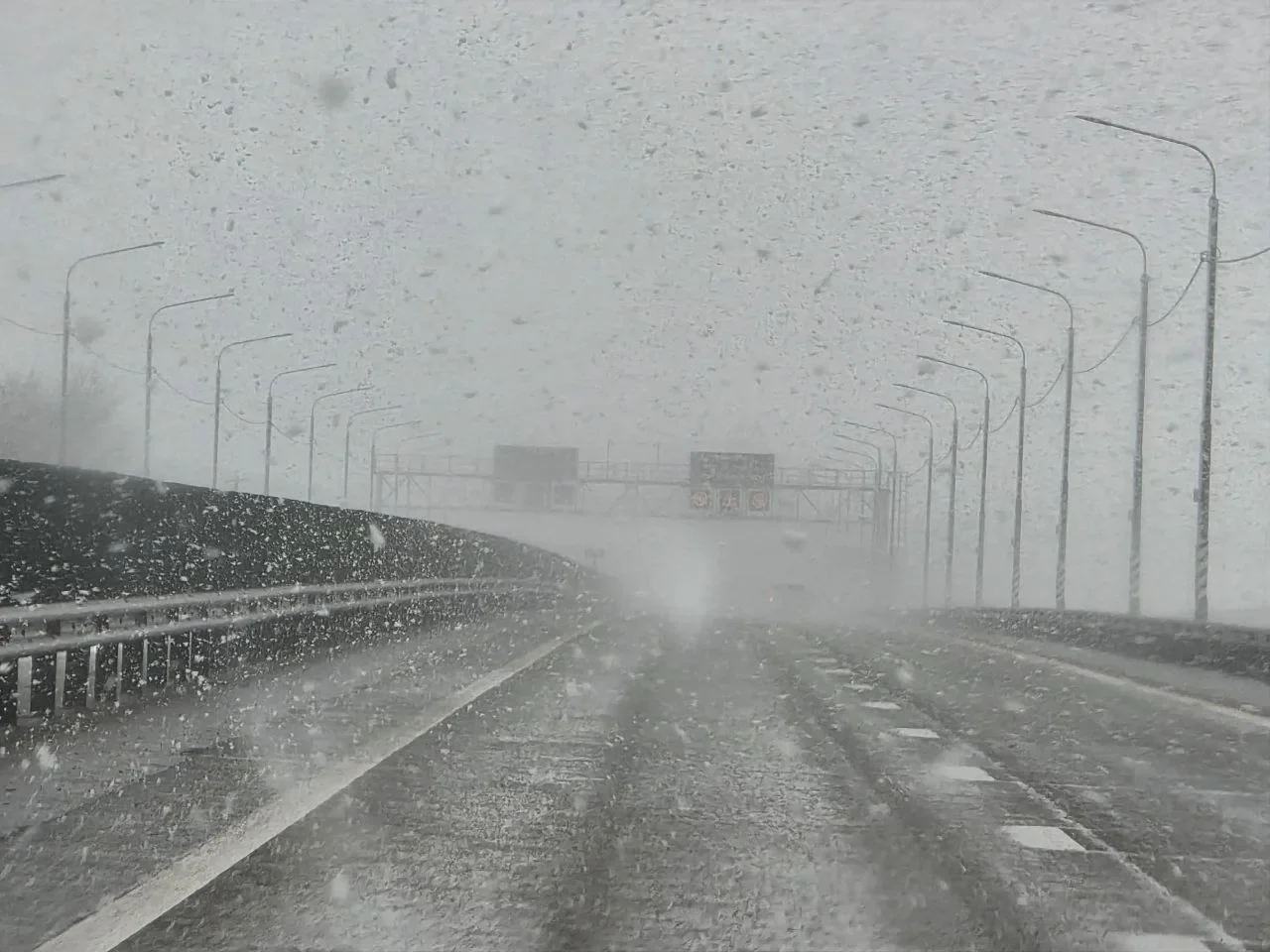 Госавтоинспекция Ростовской области обратилась к водителям трасс из-за гололедицы