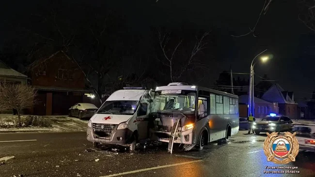 В Ростове скорая помощь попала в аварию с пассажирским автобусом