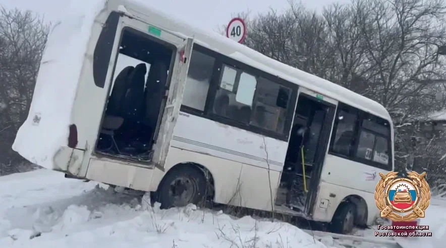 Двое пассажиров получили травмы в аварии с маршруткой под Таганрогом