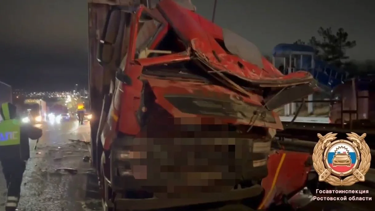 Самосвал снес пешеходный мост в Каменском районе на М-4 Дон