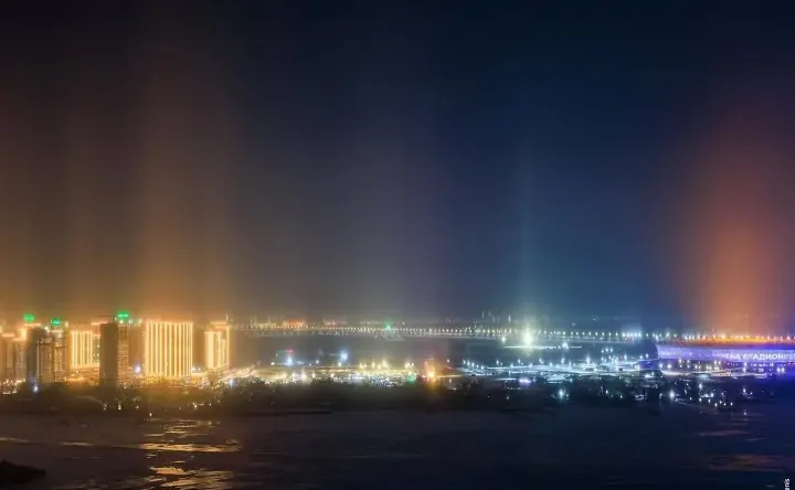 Физик Клименко объяснил, почему над Ростовом появились загадочные световые столбы