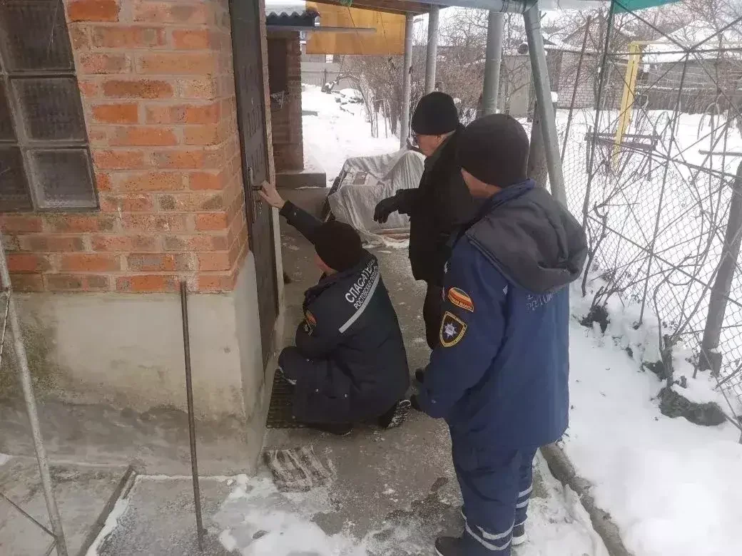Захлопнулась дверь в дом: пенсионер на Дону оказался на улице в -30 градусов