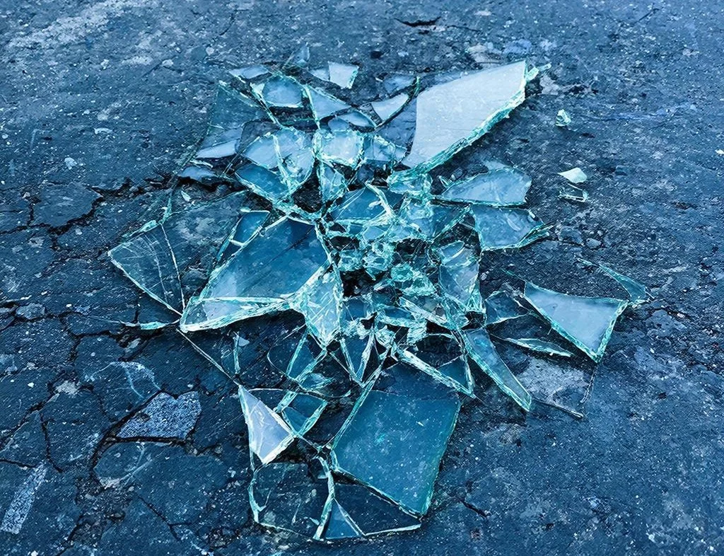 Вандалы разбили стекло у новой остановки в центре Ростова